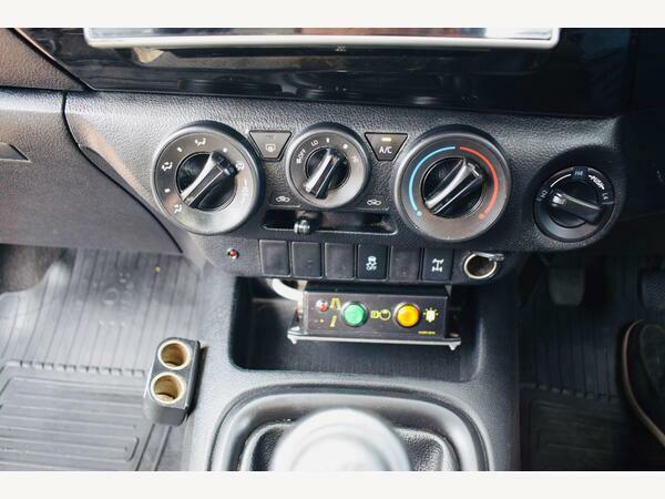 Toyota HILUX Specialist Vehicle 2.4 D4d Cherry Picker Active Pi White #3