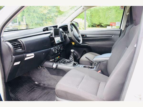 Toyota HILUX Specialist Vehicle 2.4 D4d Cherry Picker Active Pi White #5