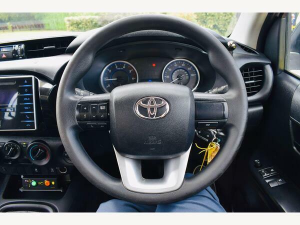 Toyota HILUX Specialist Vehicle 2.4 D4d Cherry Picker Active Pi White #2