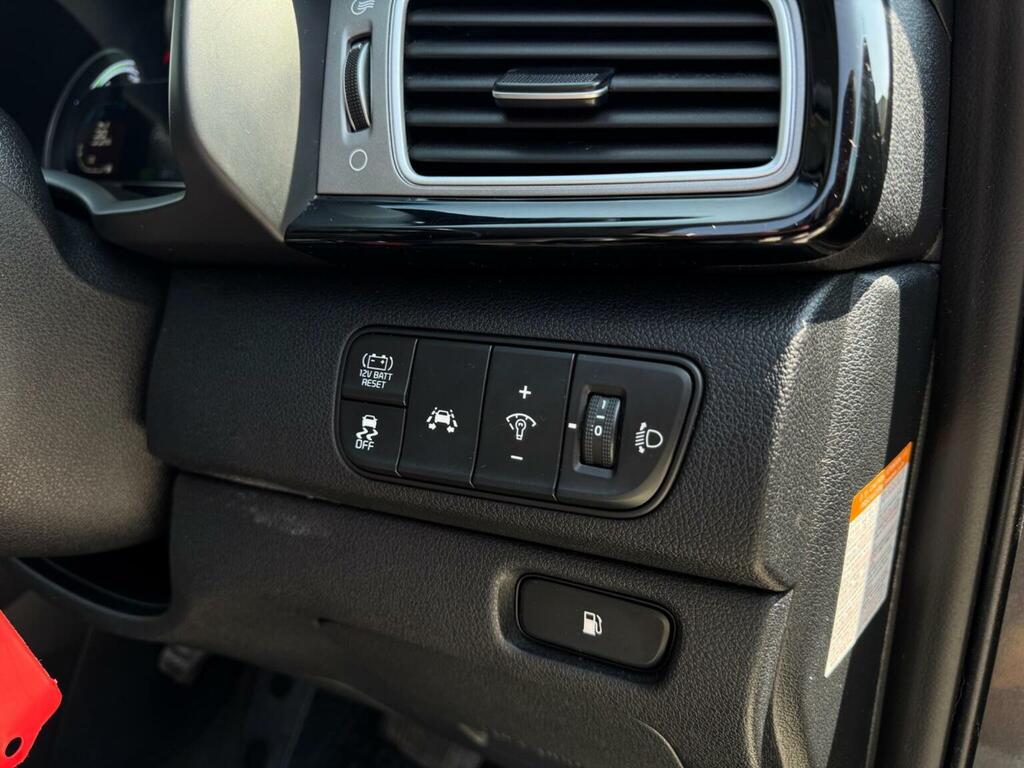 Kia Niro 3 Red #60