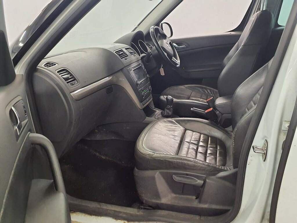 Skoda Yeti 4X4 2.0 Tdi Elegance Outdoor 4Wd Euro 5 2014 White #9