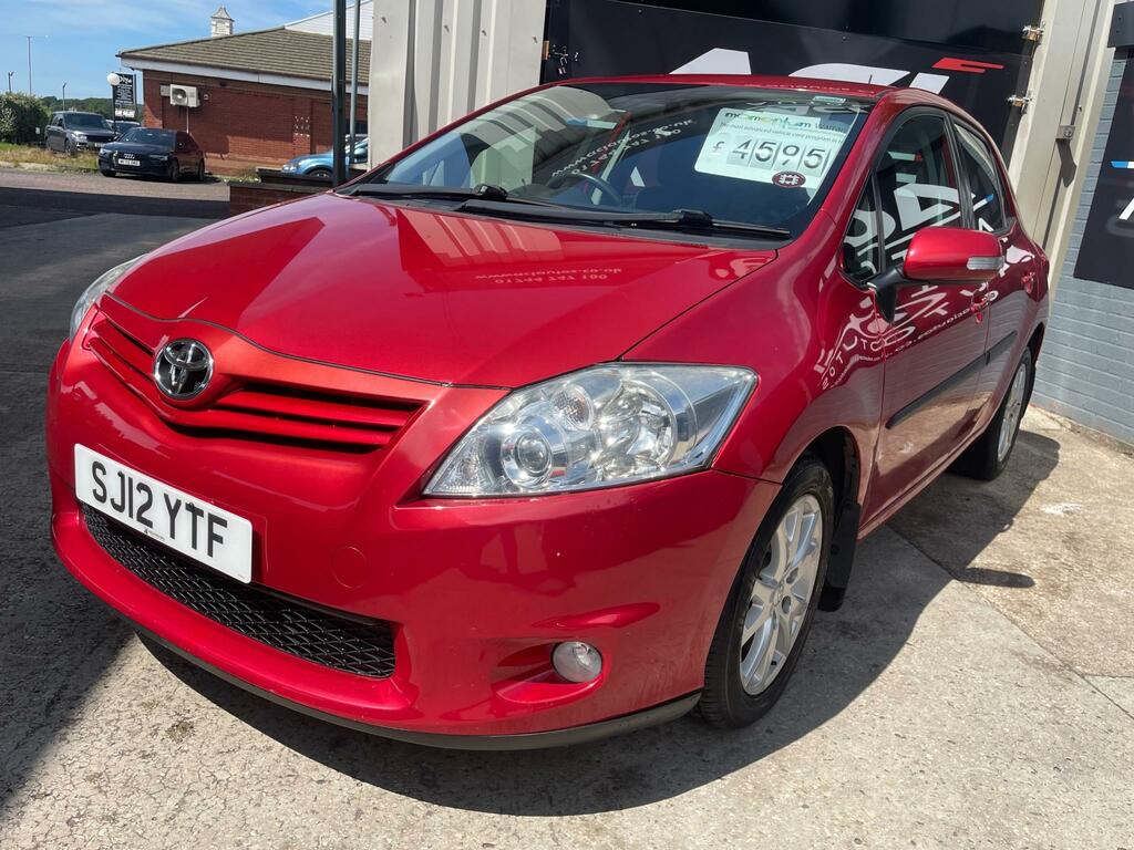 Toyota Auris 1.6 V-matic Tr Hatchback Red #2
