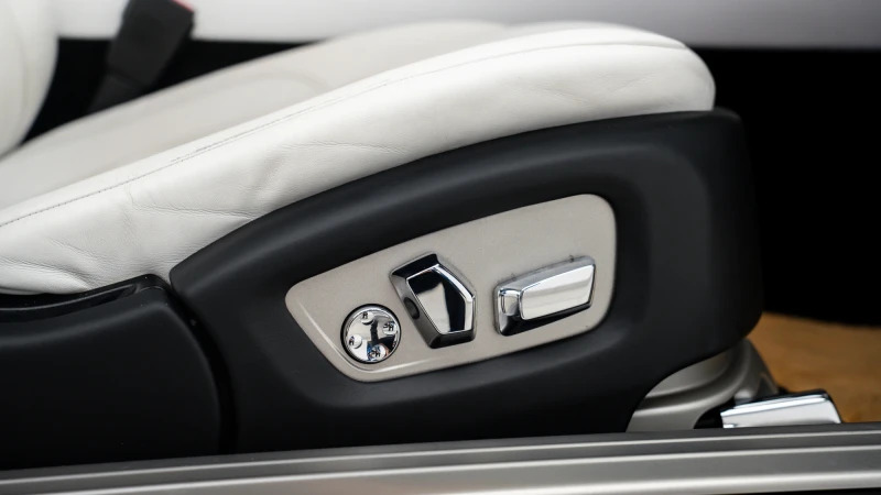 Rolls-Royce Wraith Silver #25