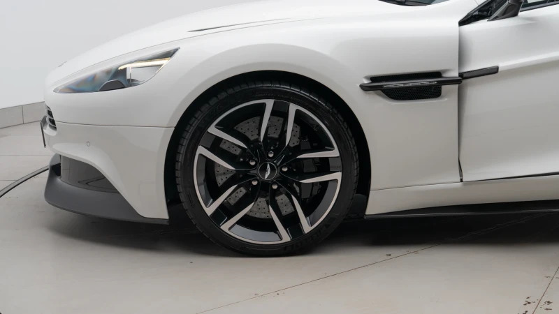 Aston Martin Vanquish V12 568 22 Touchtronic Silver #32