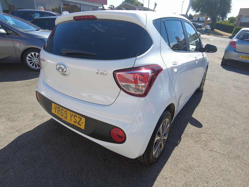 Hyundai I10 Play White #3
