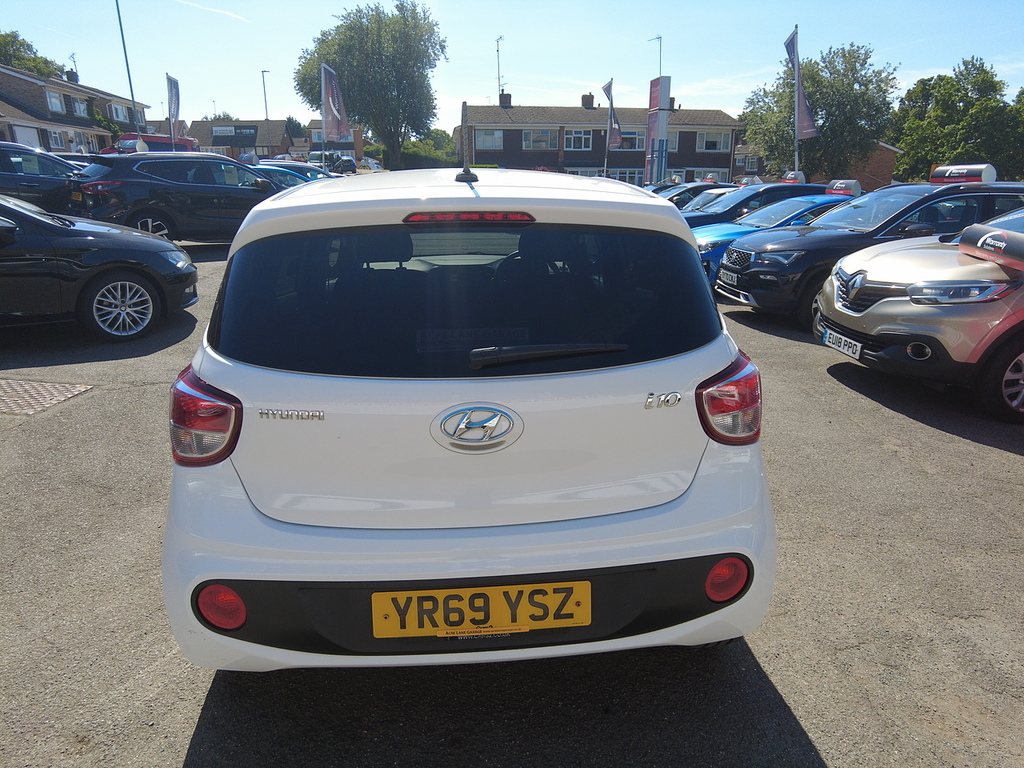 Hyundai I10 Play White #4
