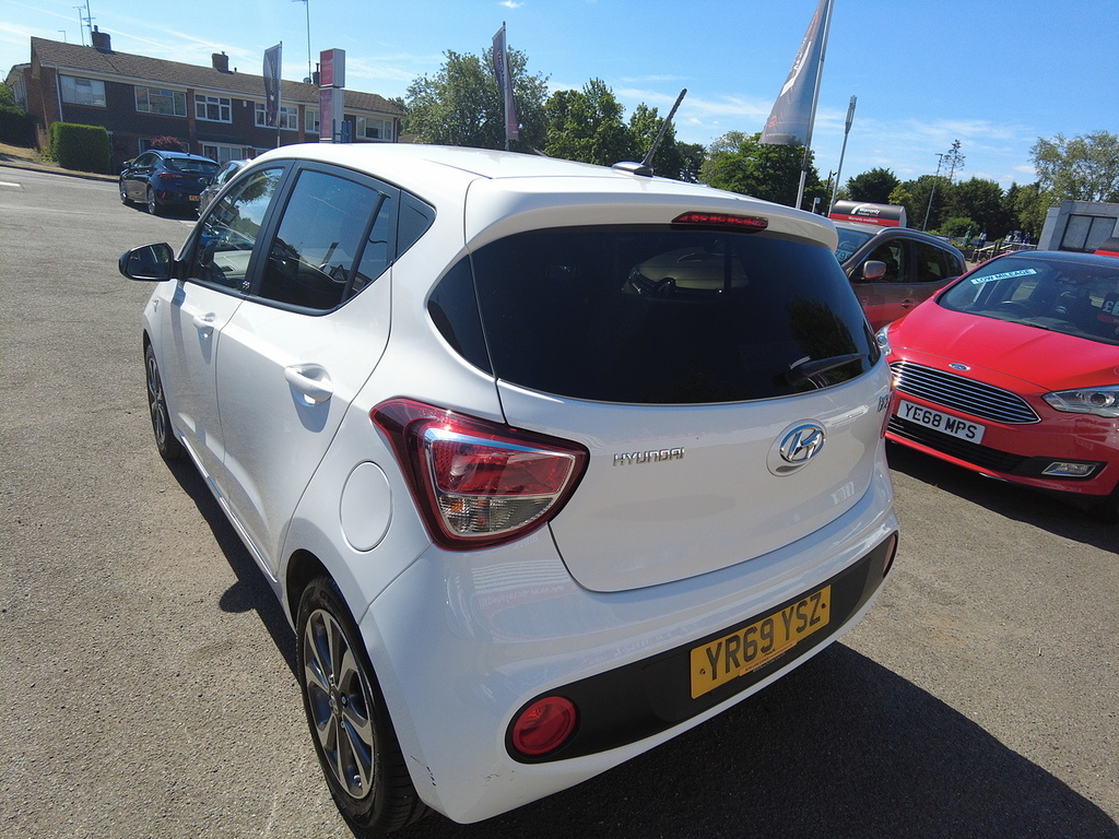 Hyundai I10 Play White #5