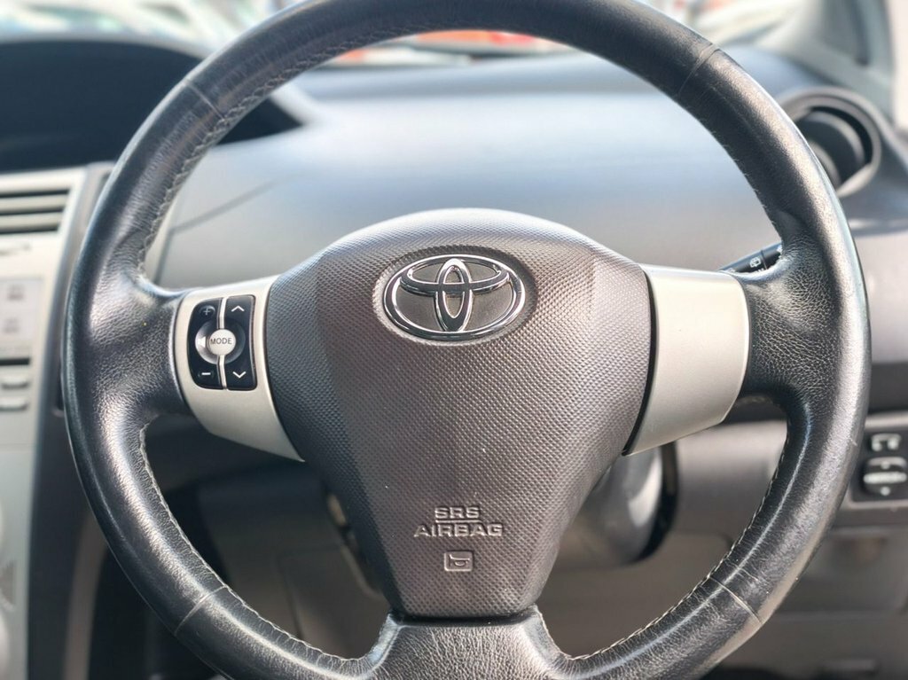 Toyota Yaris 1.3 Vvt-i T3 Silver #3