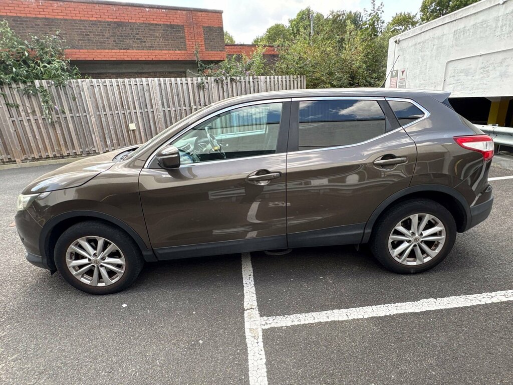 Nissan Qashqai 1.2 Dig-t Acenta Premium Suv 2Wd Beige #2