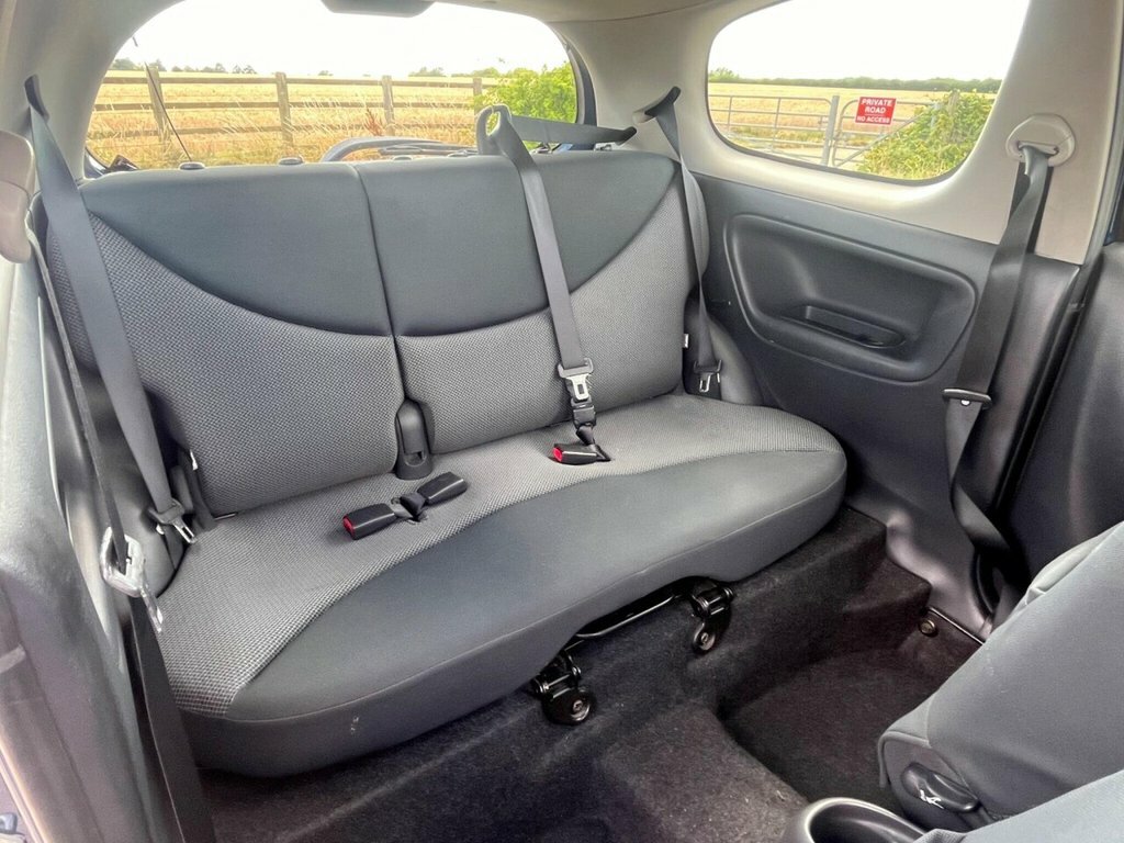 Toyota Yaris 1.3 Colour Collection Vvt-i 86 Bhp Blue #24