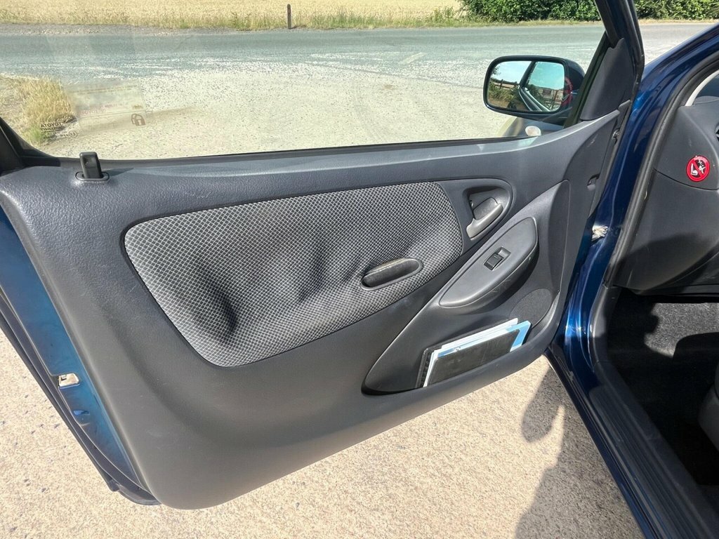 Toyota Yaris 1.3 Colour Collection Vvt-i 86 Bhp Blue #27