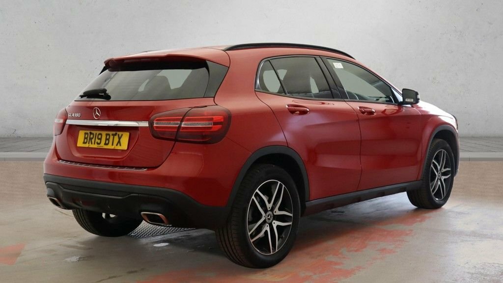 Mercedes-Benz GLA Class 1.6L Urban Edition Red #2