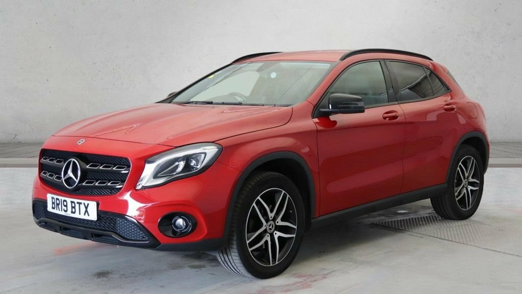 Mercedes-Benz GLA Class 1.6L Urban Edition Red #4