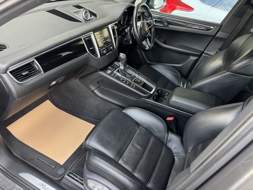 Porsche Macan Black #10