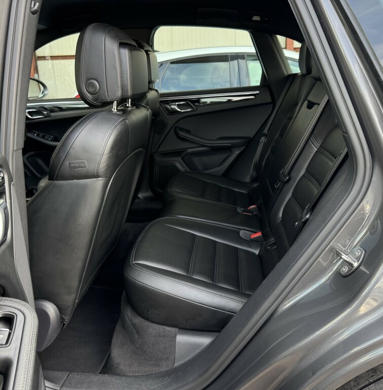 Porsche Macan Black #11