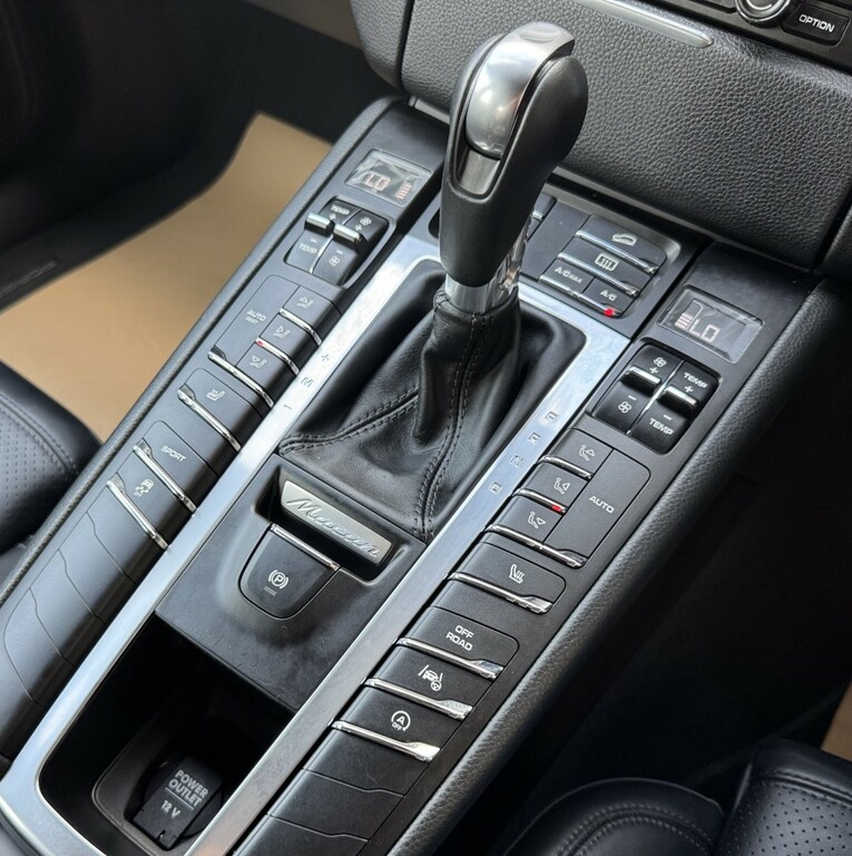 Porsche Macan Black #15