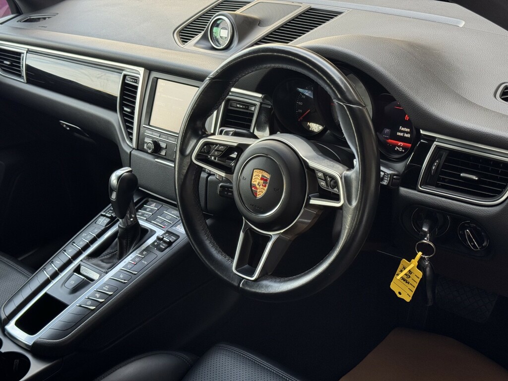 Porsche Macan Black #14