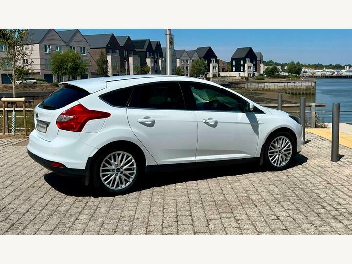 Ford Focus Hatchback White #6