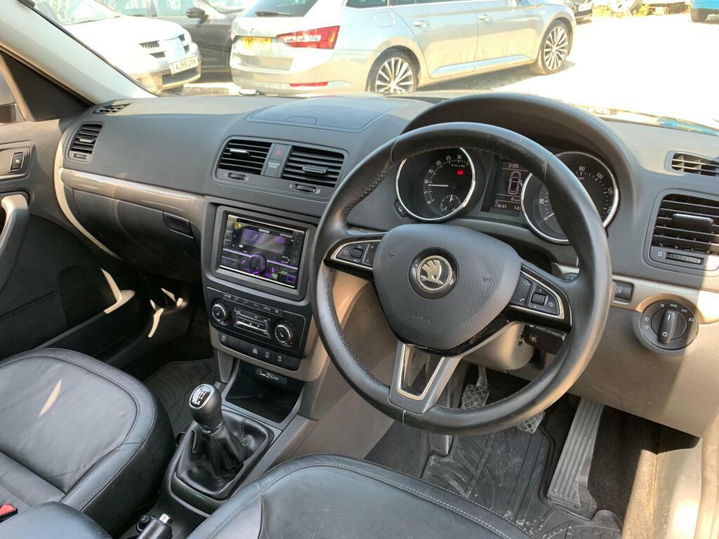 Skoda Yeti Hatchback White #23