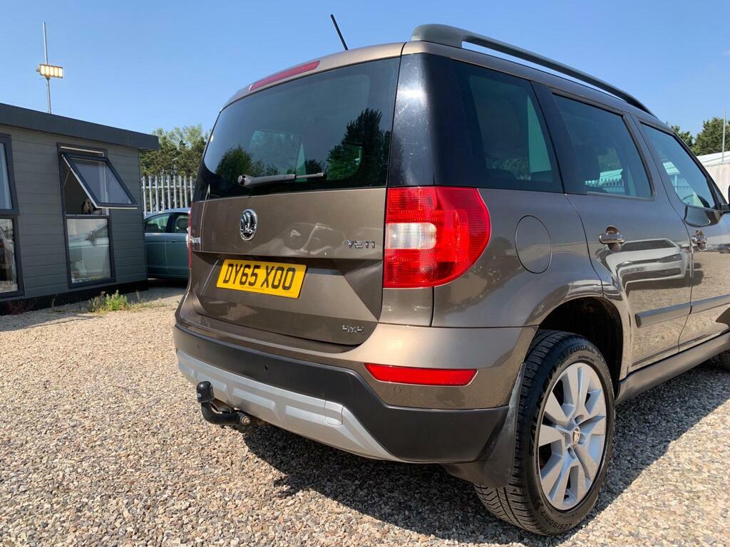 Skoda Yeti Hatchback White #10
