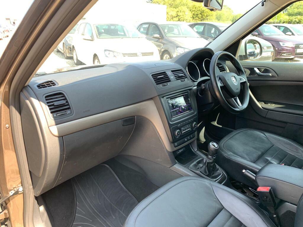 Skoda Yeti Hatchback White #30