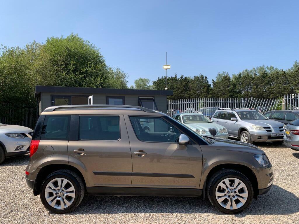 Skoda Yeti Hatchback White #12