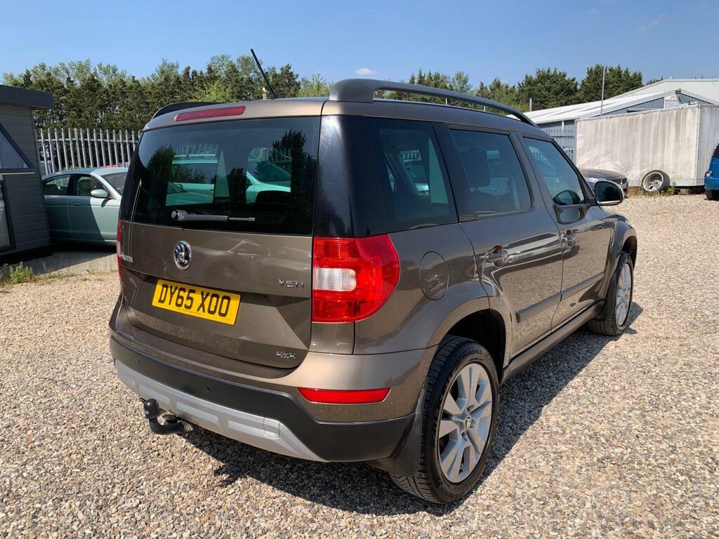 Skoda Yeti Hatchback White #11