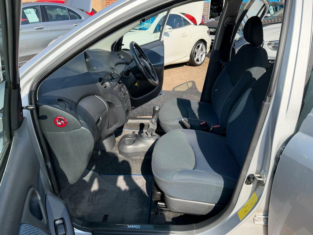 Toyota Yaris Hatchback 1.3 Vvt-i Colour Collection 200505 Silver #4