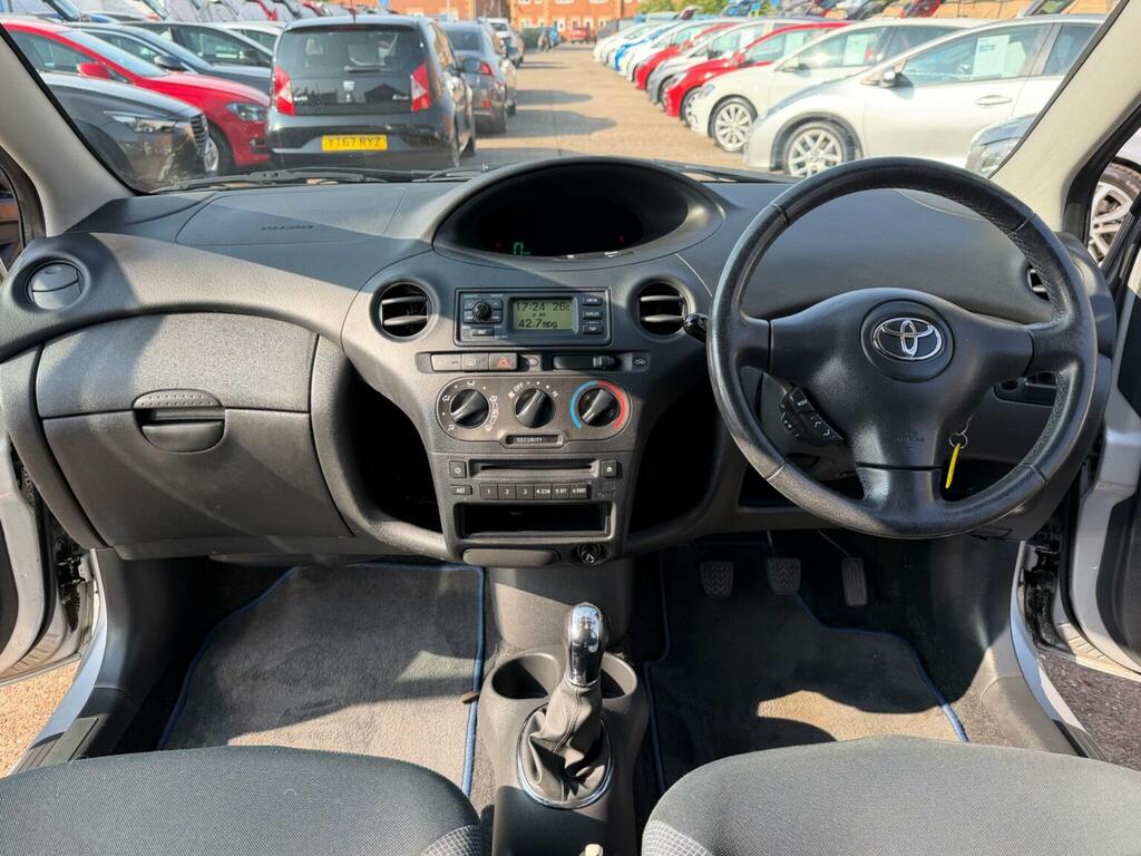 Toyota Yaris Hatchback 1.3 Vvt-i Colour Collection 200505 Silver #2
