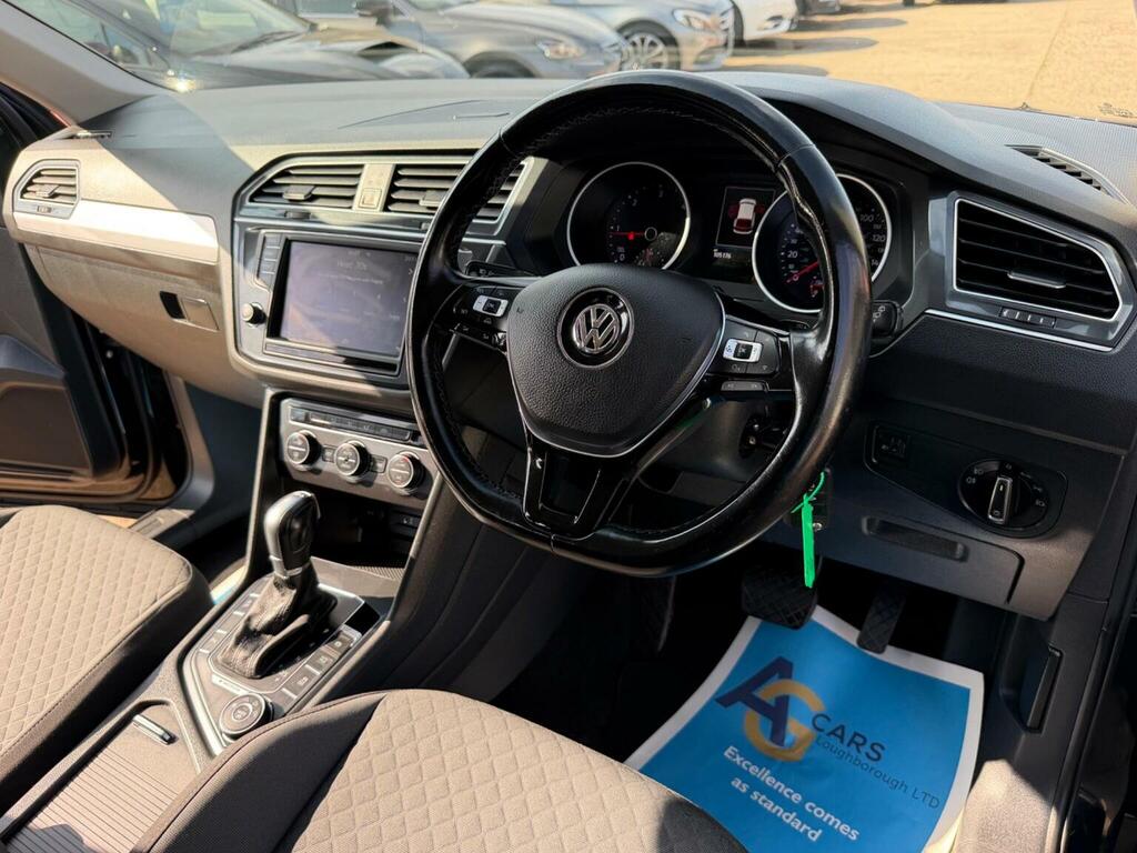 Volkswagen Tiguan 2.0 Tdi Bluemotion Tech Se Navigation Dsg 4Motion Black #3