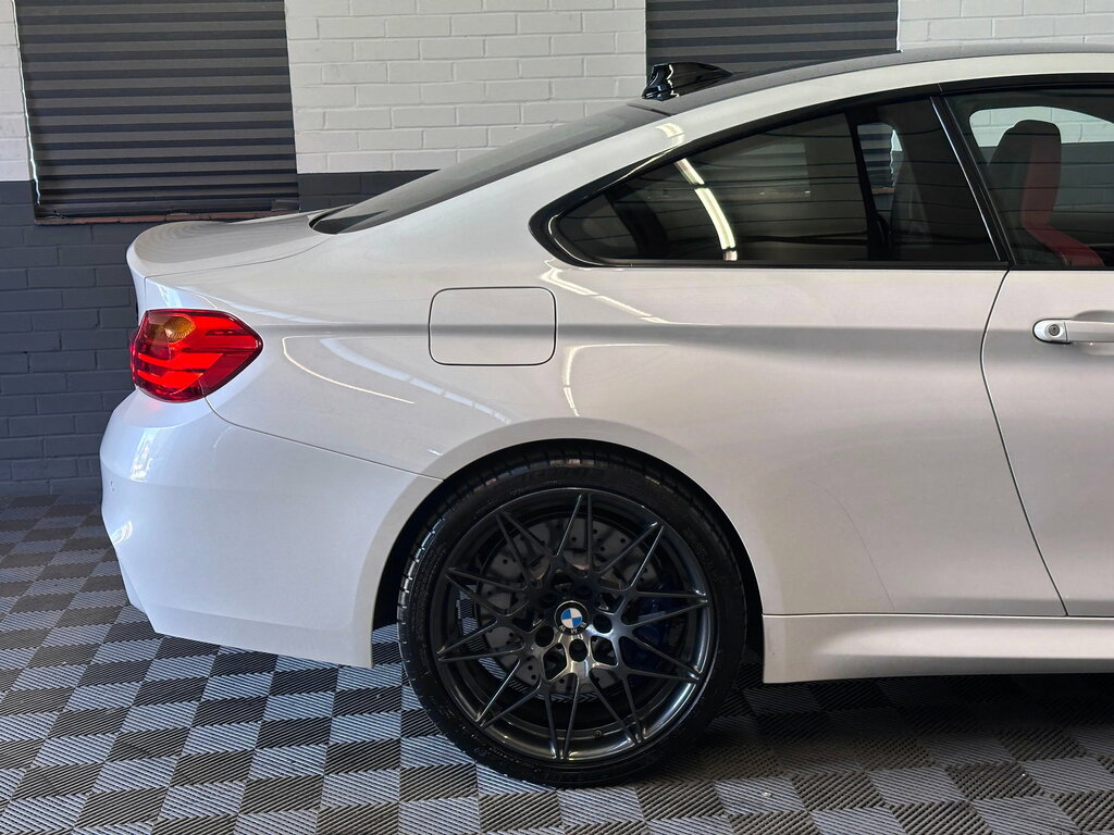 BMW M4 Automatic White #31