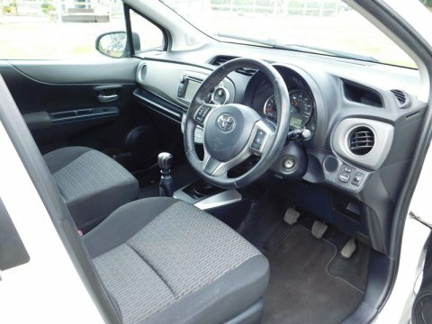 Toyota Yaris Icon Plus White #10