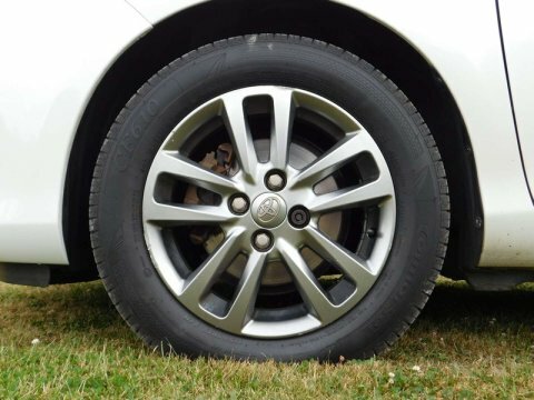 Toyota Yaris Icon Plus White #45
