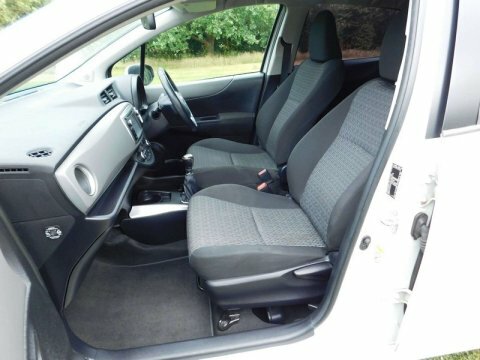 Toyota Yaris Icon Plus White #12