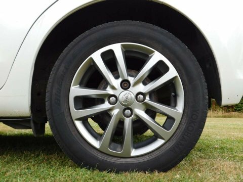 Toyota Yaris Icon Plus White #44