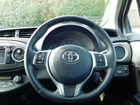 Toyota Yaris Icon Plus White #16