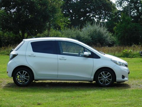 Toyota Yaris Icon Plus White #9
