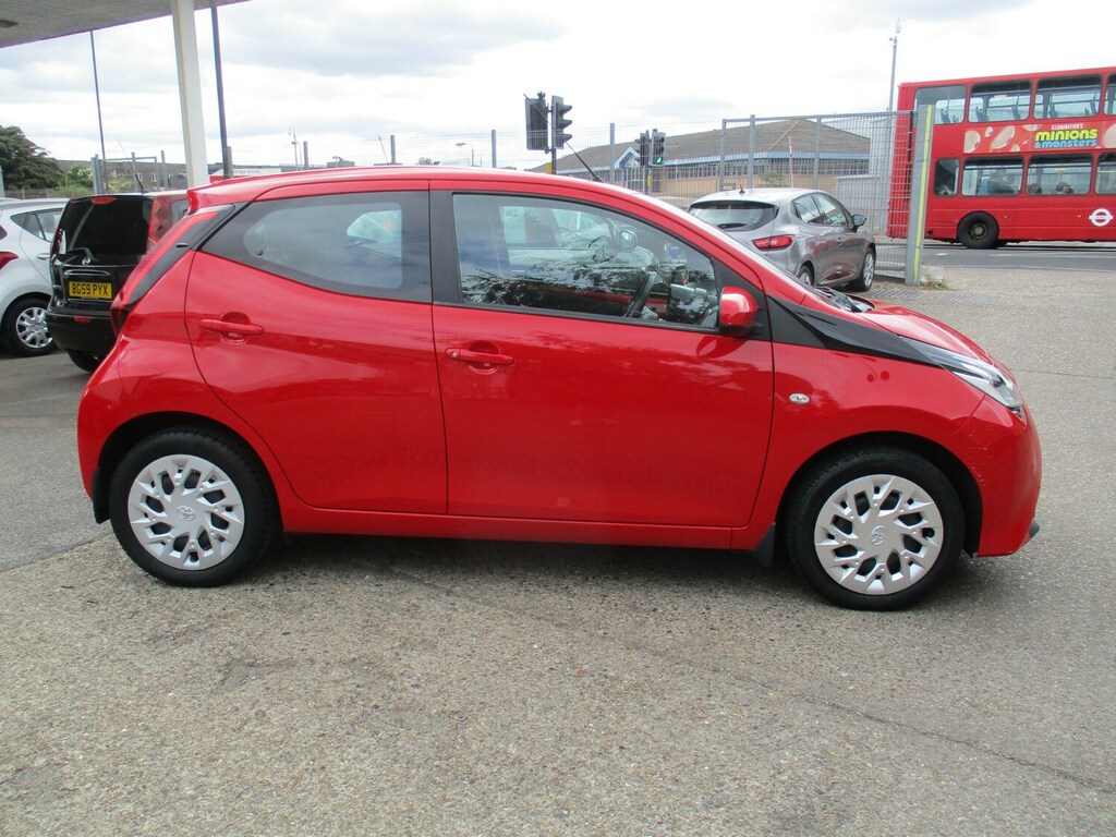 Toyota Aygo 1.0 Vvt-i X-play X-shift Red #2