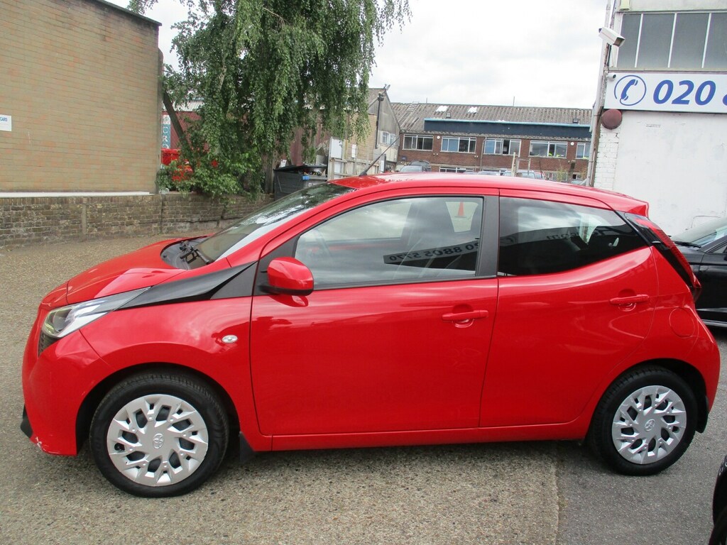 Toyota Aygo 1.0 Vvt-i X-play X-shift Red #4