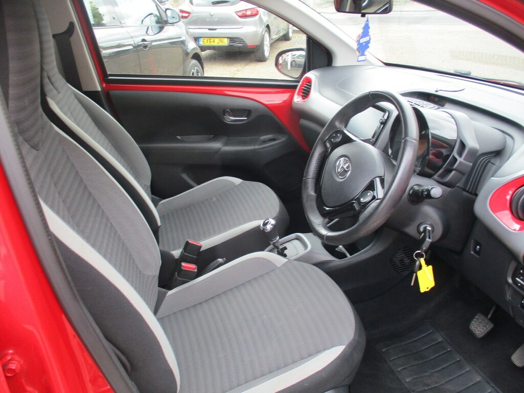 Toyota Aygo 1.0 Vvt-i X-play X-shift Red #6