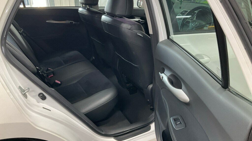 Toyota Auris Hatchback Red #8