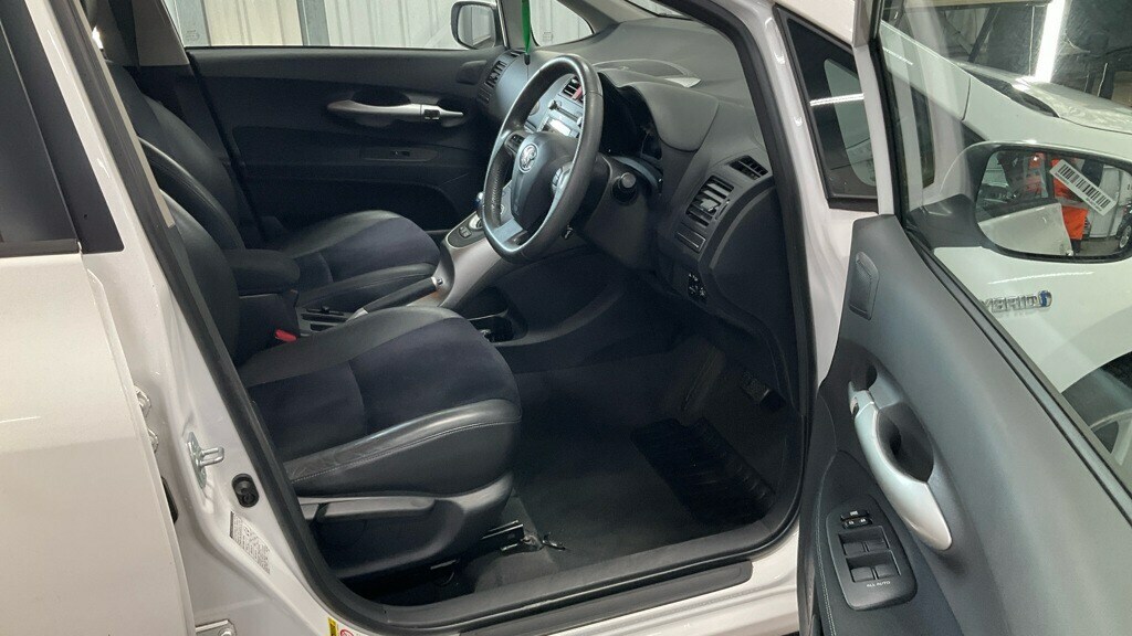 Toyota Auris Hatchback Red #9