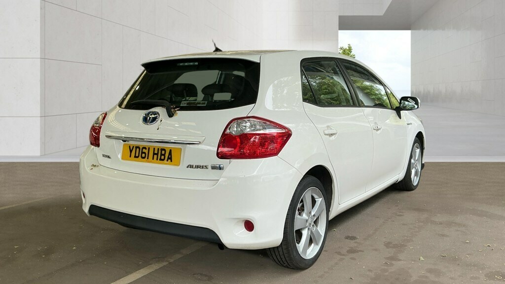 Toyota Auris 1.8 Vvti Hybrid T Spirit Cvt White #4