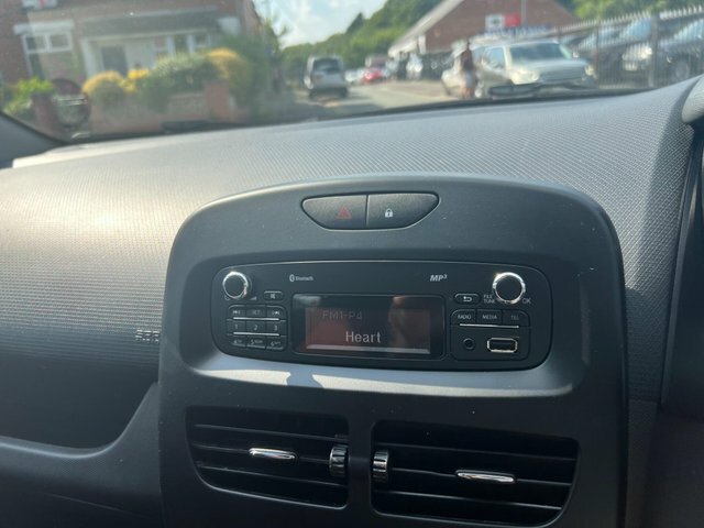Renault Clio 1.1 Expression 16V 75 Bhp White #32