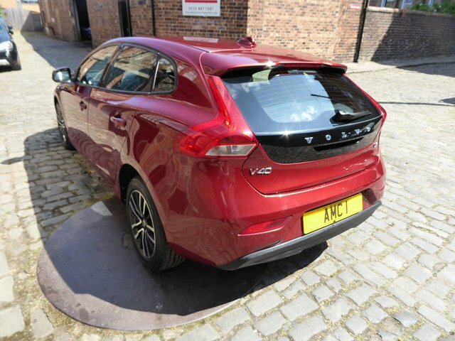 Volvo V40 2.0 D2 Momentum Nav Red #4