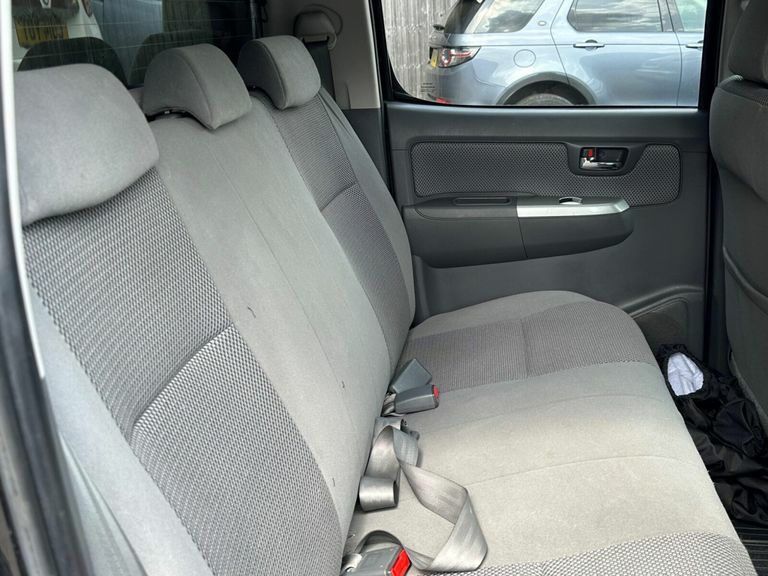 Toyota HILUX 3.0 D-4d Invincible Pickup Double Cab A Grey #26