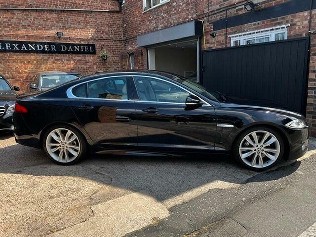 Jaguar XF Saloon Blue #32
