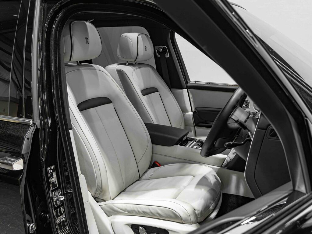 Rolls-Royce Cullinan Cullinan V12 Black #2