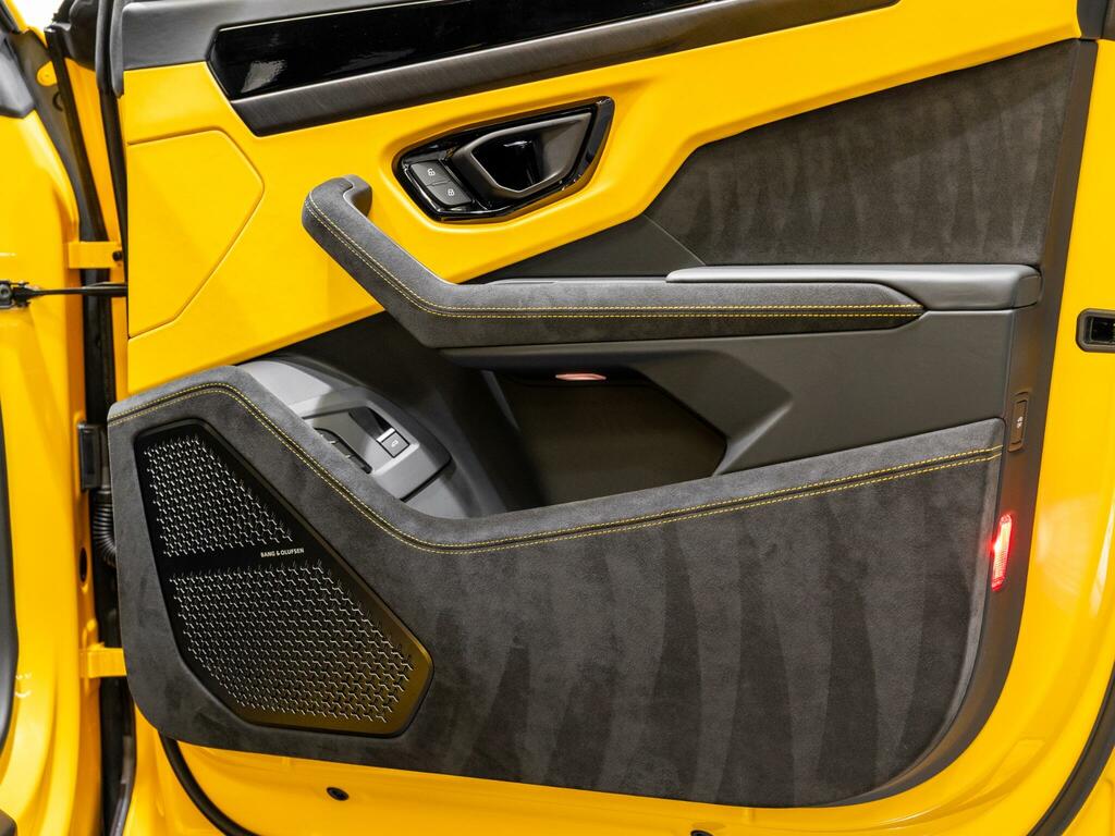 Lamborghini Urus S #18