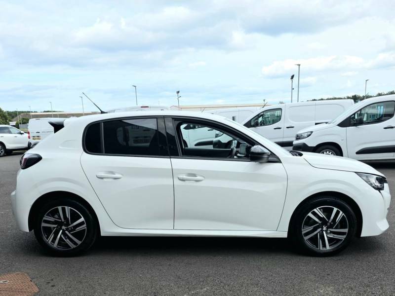 Peugeot 208 1.2 Puretech 100 Allure Premium Eat8 White #2